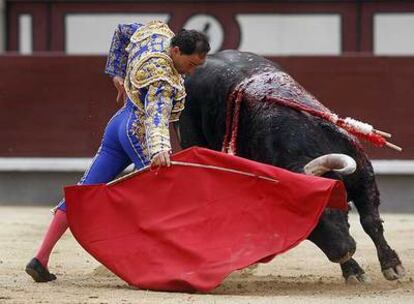 Pepín Liria, dando un pase a su primer toro ayer en Las Ventas, en el día de su despedida.