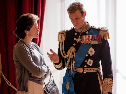 Claire Foy e Matt Smith como Elizabeth II e o duque de Edimburgo em uma cena do primeiro capítulo da segunda temporada de ‘The Crown’.
