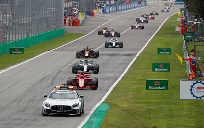 Kimi Raikkonen liderando la carrera detrás del coche de seguridad.