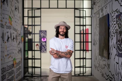 El artista Nicolás Villamizar fotografiado en su estudio del barrio de Usera, Madrid.

