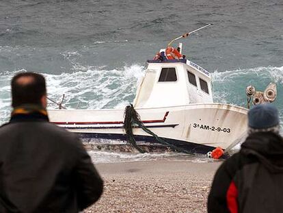 El barco que naufragó ayer en la costa de Carboneras, encallado en la playa de los Muertos.
