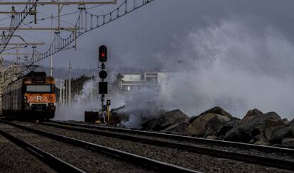 Las onades envaeixen les vies de l'R1 de Rodalies al Maresme.