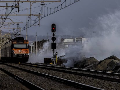 Las onades envaeixen les vies de l'R1 de Rodalies al Maresme.