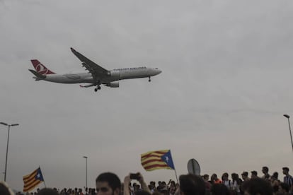 Un vuelo llega a El Prat durante las protestas en el aeropuerto del pasado día 14, tras la condena de los líderes del 'procés'.