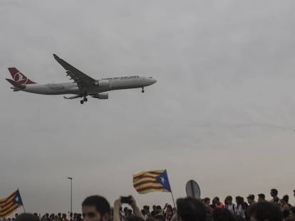 Un vuelo llega a El Prat durante las protestas en el aeropuerto del pasado día 14, tras la condena de los líderes del 'procés'.