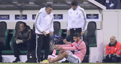 Morata en la zona técnica cambiándose las medias