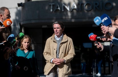 El expresidente del Gobierno de España José María Aznar, a su salida de la capilla ardiente de Josep Piqué, quien fuera su ministro de Industria y de Exteriores.