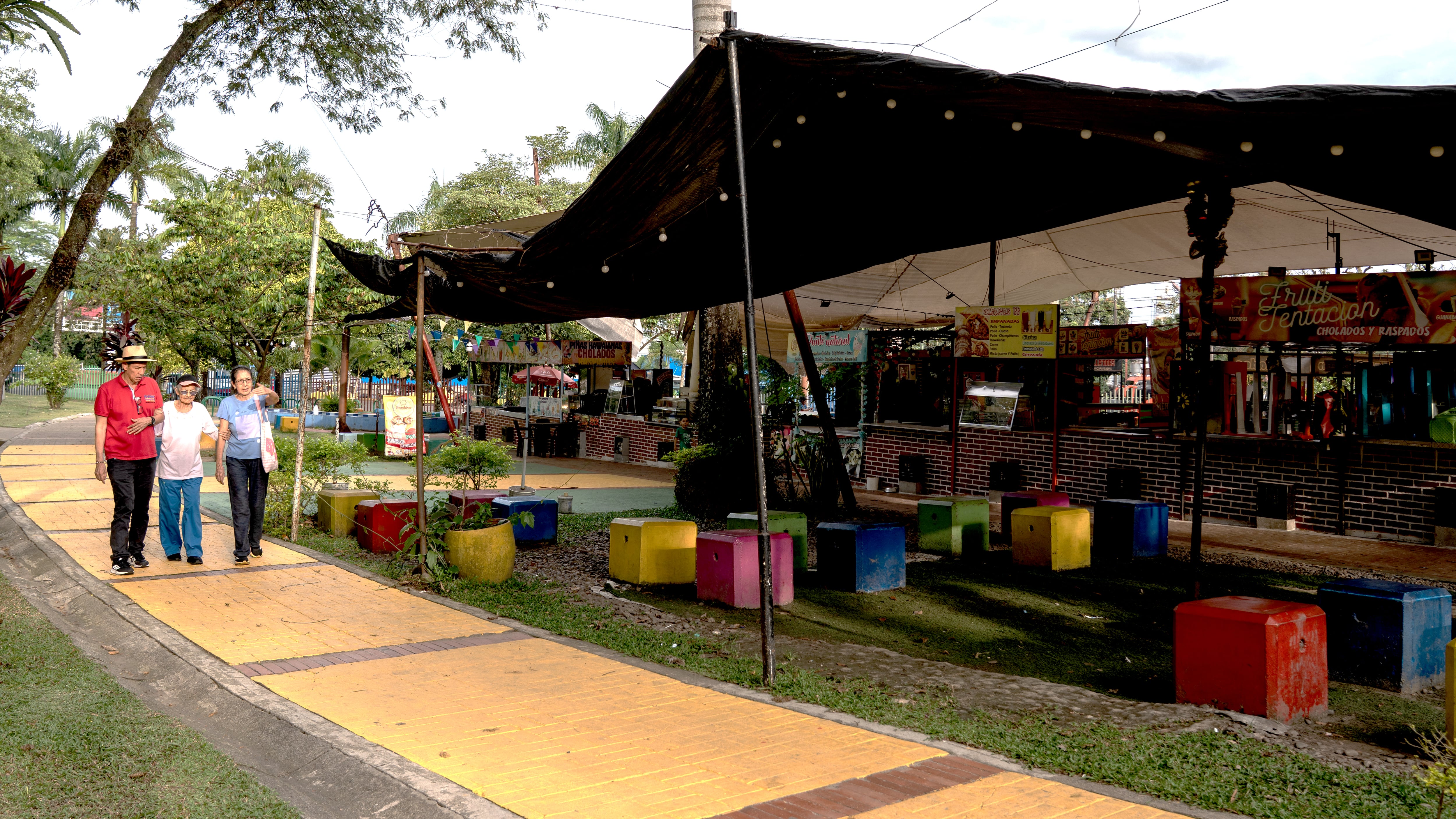 Ausencia de clientes en puestos de comida en el Parque Los Fundadores.