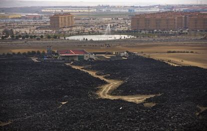 El vertedero se extiende como una gigantesca mancha negra por 98.000 metros cuadrados a la altura del kilómetro 33,500 de la carretera de Andalucía.