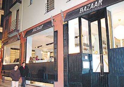 Las cristaleras a la calle de la Libertad contribuyen a la buena atmósfera lograda en Bazaar por Lázaro Rosa-Violán.
