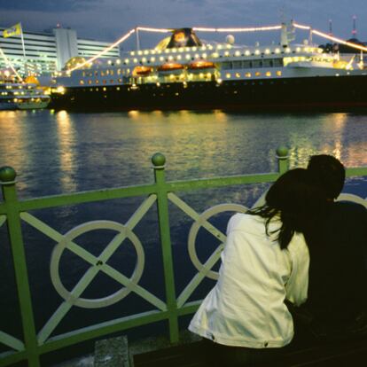 Un barco crucero en el puerto de Singapur