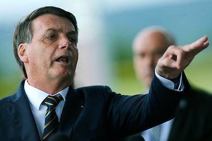 O presidente Jair Bolsonaro gesticula enquanto fala com a imprensa nesta segunda-feira, 20 de abril, diante do Palácio do Alvorada.