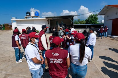 Servidores de la Secretaría del Bienestar en el Operativo Liberación, en Lodo Prieto, Tejupilco, el 25 de julio.