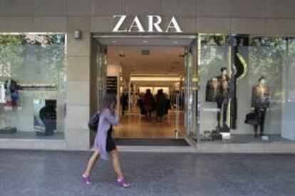 Una mujer pasa ante una tienda de Zara, del grupo Inditex. EFE/Archivo