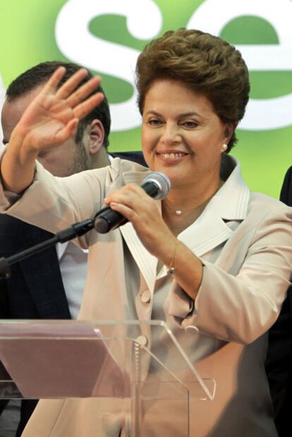 Dilma Rousseff, saluda en su primea comparecencia tras ganar las elecciones.