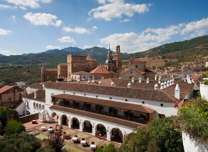 El Real Monasterio de Santa María de Guadalupe, en Cáceres, ilustra cuatro siglos de arquitectura religiosa en España. En 1230 el rey Alfonso XI se encomendó a la virgen de Guadalupe antes de la batalla del Salado; su triunfo en la lucha supondría el inicio del monasterio, luego reformado y ampliado varias veces. En su interior se aprecia el estilo gótico, mudéjar, renacentista, barroco y neoclásico, desde los siglos XIII al XVIII. Es patrimonio mundial desde 1993 y en uno de los edificios colindantes (en primer plano en la foto) alberga un Parador.