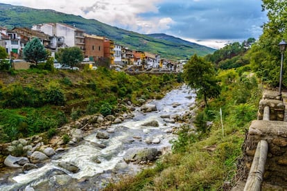 Los 11 pueblos del valle del Jerte se dividen en ribereños (a orillas del río) y serranos. Cabezuela se encuentra entre los primeros y su origen data del Medievo. Sus casas porticadas, palaciegas, cuyas fachadas conservan escudos nobiliarios (y muchas leyendas a sus espaldas), han sido declaradas Conjunto Histórico Artístico. La parte antigua, de origen judío y conocida como ‘La Aldea’, está formada por laberínticas calles y empinadas travesías. Es la localidad más poblada del valle, con 2.000 habitantes.