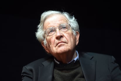 Noam Chomsky, en una fotografía de 2014, durante un acto en el Centro de Arte y Medios de Comunicación en Karlsruhe (Alemania).