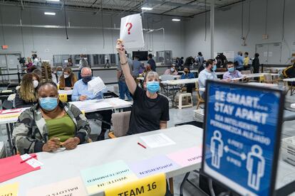 Una trabajadora electoral de Gwinnett hace una pregunta durante el recuento de los votos de las elecciones en Lawrence (Georgia, Estados Unidos), el 13 de noviembre de 2020.