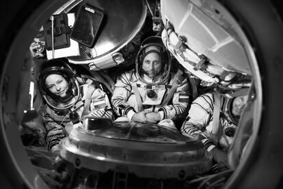 La actriz Yulia Peresild, el cosmonauta Anton Shkaplerov y el cineasta Klim Shipenko, el equipo que rodará la película rusa 'El Desafío', la primera grabada en el espacio.