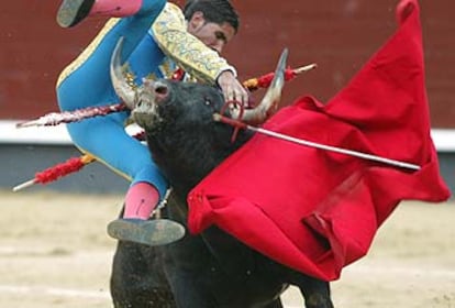 Serafín Marín sufrió una voltereta sin consecuencias en su primer toro. 

/ GORKA LEJARCEGI