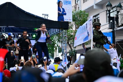 La candidata presidencial Luisa González, del partido Revolución Ciudadana, en un mitin de campaña en Guayaquil, el 6 de febrero.