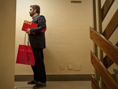 Militantes Socialistas de Torrelodones hacen campa&ntilde;a electoral puerta a puerta entre sus vecinos. 