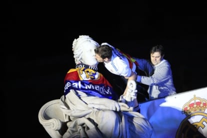 Iker Casillas celebra la victoria besando a la estatua de la Cibeles