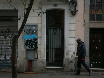 Edificio en obras que han sido precintadas por el Ayuntamiento de Barcelona por no cumplir la normativa.