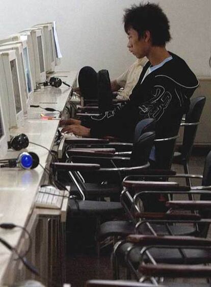 Dos jóvenes chinos, en un cibercafé de Pekín.