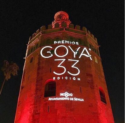 Juana Acosta ha mostrado cómo los monumentos de Sevilla se han iluminado en honor a los Goya.