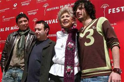 El cineasta Sigfrid Monleón y los actores Carlos Bardem, Pilar Bardem y Javier Pereira posan durante la presentación de &#39;La bicicleta&#39;, en el Festival de Málaga.