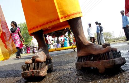 Un devoto tamil usa un calzado compuesto de madera y clavos durante una procesión en honor al dios <i>Karthikeya Puja</i> en Bhopal, Madhya Pradesh, India. Los fieles participan en la procesión para tranquilizar a sus dioses y rezar por el bien de su familia y los miembros de su comunidad.