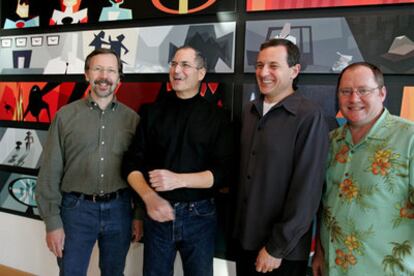 De izquierda a derecha, Ed Catmull y Steve Jobs, máximos responsables de Pixar; Robert Iger, consejero delegado de Disney; y John Lasseter, responsable creativo de la compañía de animación.