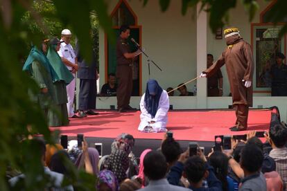 Una mujer es azotada por cometer adulterio, algo contrario a la Sharia, en Banda Aceh (Indonesia).