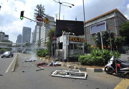 Vista del lugar donde se ha producido ka explosión de Yakarta, cerca de un centro comercial.