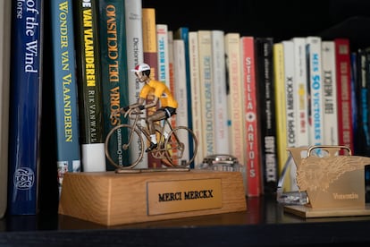 Detalles de los trofeos y recuerdos de la carrera de ciclista de Eddy Merckx, considerado uno de los mejores ciclistas de la historia.
