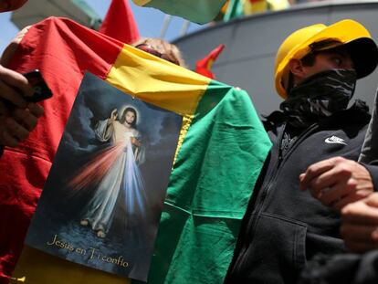 Imagem de Jesus Cristo pregada em uma bandeira boliviana em La Paz.