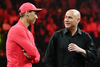 Rafael Nadal (a la izquierda) conversa con Andre Agassi.