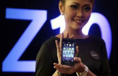 Una azafata muestra el nuevo teléfono móvil BlackBerry Z10 durante una ceremonia celebrada en Yakarta (Indonesia). EFE/Archivo