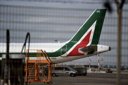 Un avi&oacute;n de Alitalia en el aeropuerto de Fiumicino, en Roma