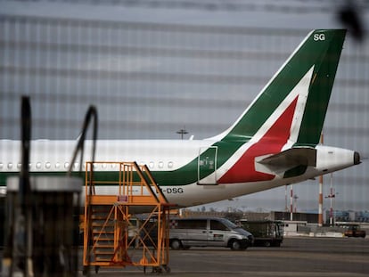 Un avi&oacute;n de Alitalia en el aeropuerto de Fiumicino, en Roma