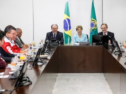 Dilma na assinatura do programa de emprego.