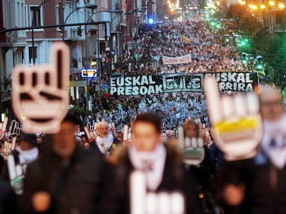 Familiares de presos de ETA encabezan la marcha en Bilbao.