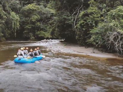 Firmantes de paz guían a turistas en un recorrido en balsa en Miravalle (Departamento de Caquetá), en 2019.