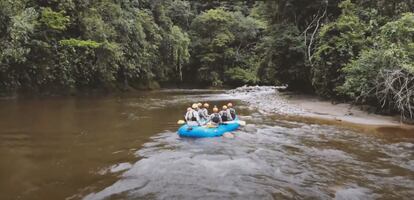 Firmantes de paz guían a turistas en un recorrido en balsa en Miravalle (Departamento de Caquetá), en 2019.