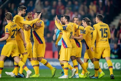 Los jugadores del Barça felicitan a Messi por su gol.