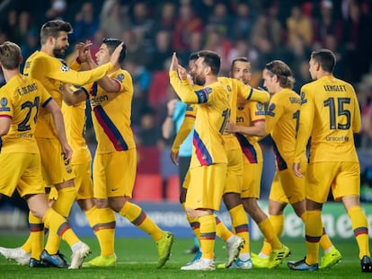 Los jugadores del Barça felicitan a Messi por su gol.