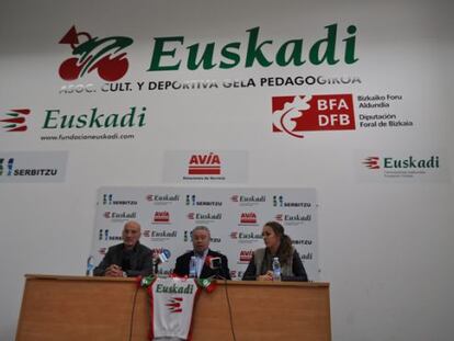 Madariaga, en la presentaci&oacute;n junto a I&ntilde;aki Zarate, vicepresidente de la Fundaci&oacute;n Ciclista Euskadi, y Dorleta Zorrilla. 