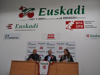 Madariaga, en la presentaci&oacute;n junto a I&ntilde;aki Zarate, vicepresidente de la Fundaci&oacute;n Ciclista Euskadi, y Dorleta Zorrilla. 